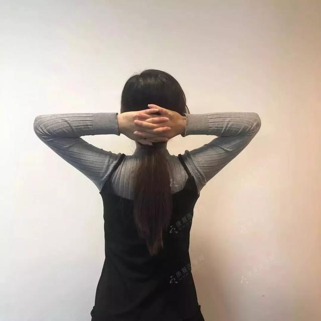 79仰头望掌双手上举过头,手指交叉,掌心向上.