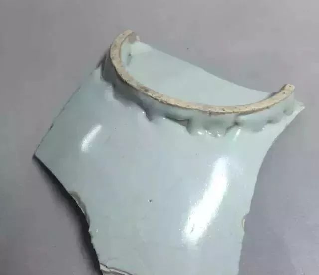 除了清凉寺以外,文庙和张公巷一代也出土过类汝窑天青色瓷器标本