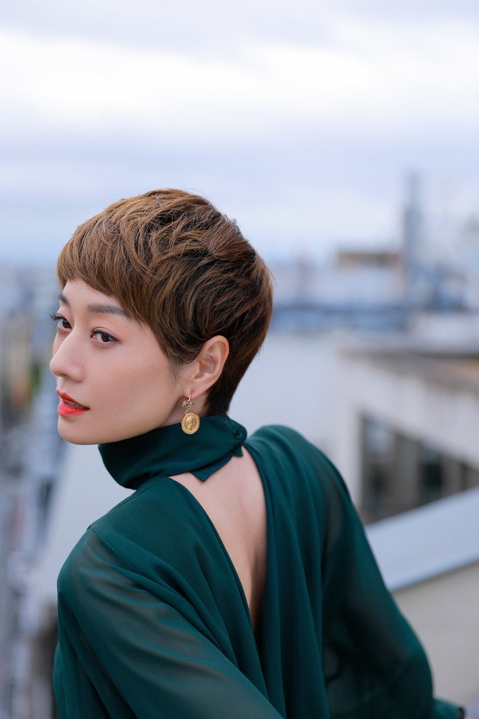 马伊琍助阵akris秀场迷笛裙造型优雅又摩登