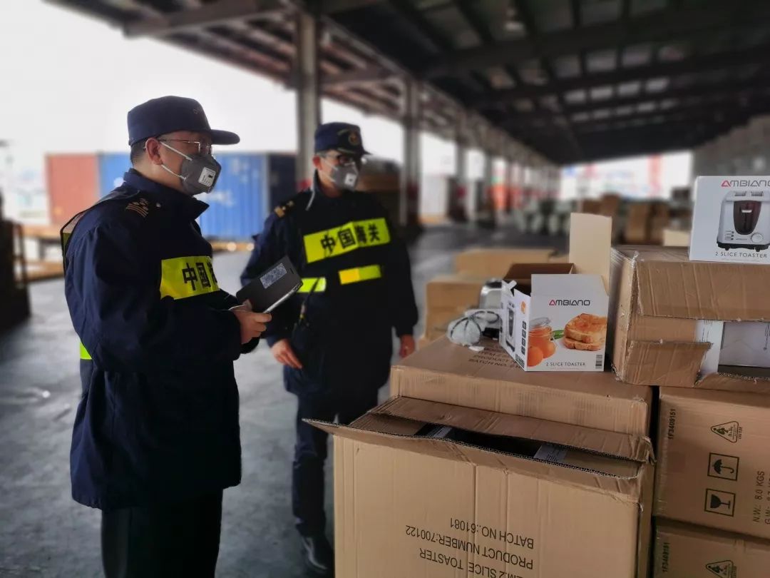 宁波海关过年过关爱是最好的桥梁