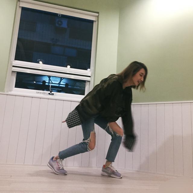 柯佳嬿生活照太好看,"露大腿乞丐裤"配小白鞋,成熟不失俏皮