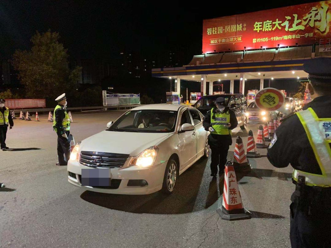 疫情未清警察不退火炬区宫花春运执勤点逢车必查