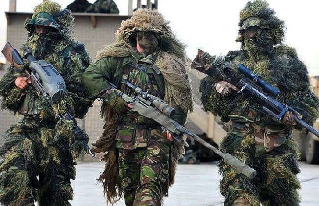 恐怖分子差点用ak47扫射列车,被休假美军徒手夺下