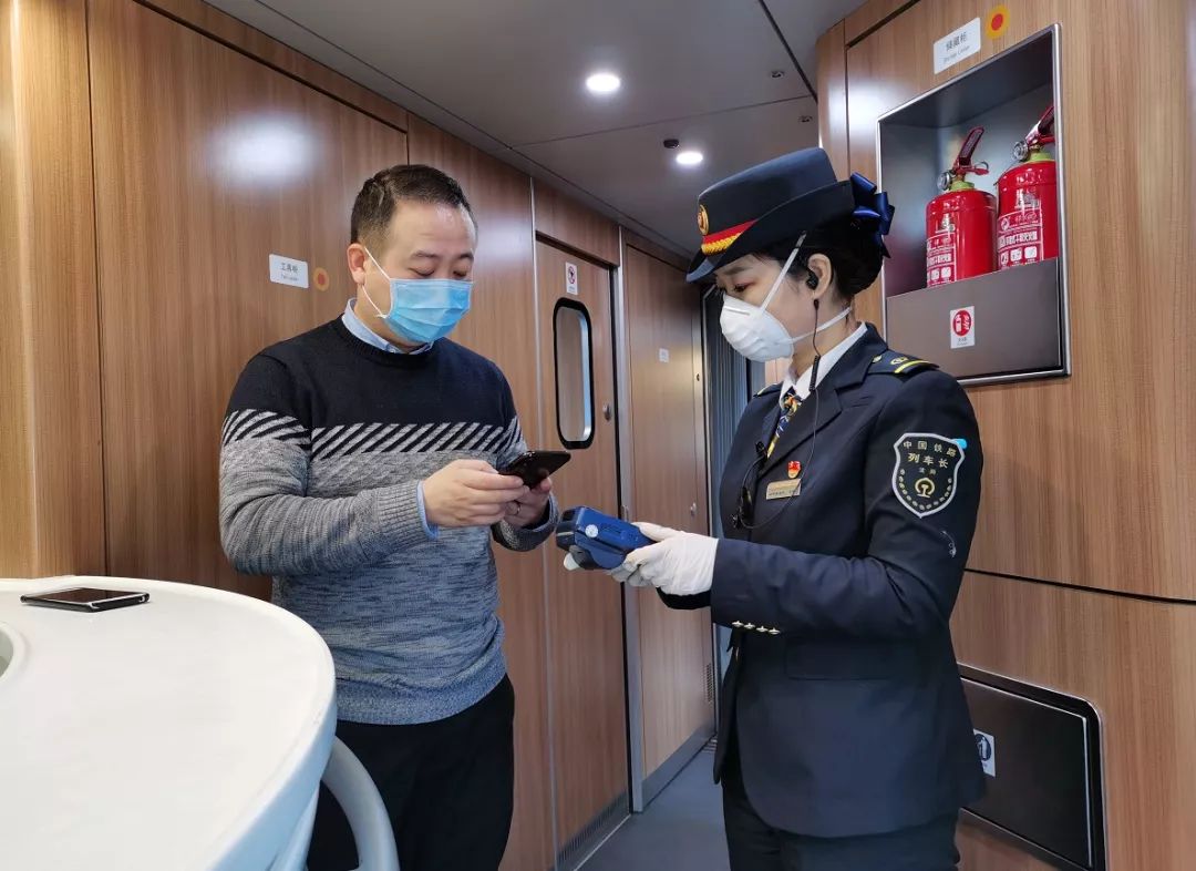 沈铁:旅客进站乘车必须佩戴口罩!_列车