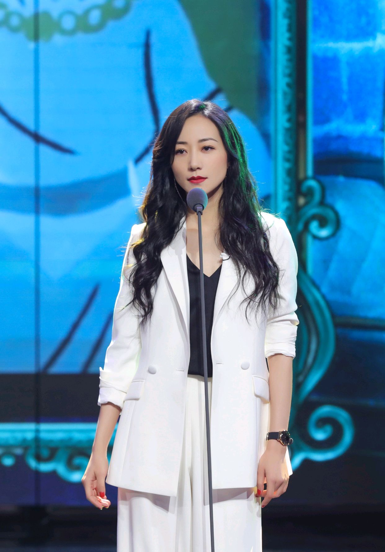 原创韩雪的卷发造型真有气质,身穿白色西服搭配高腰阔腿裤,气场全开