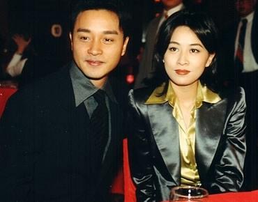 原创刘嘉玲带妈妈拜年身后桃花树又抢镜蕴藏了她对张国荣的眷念