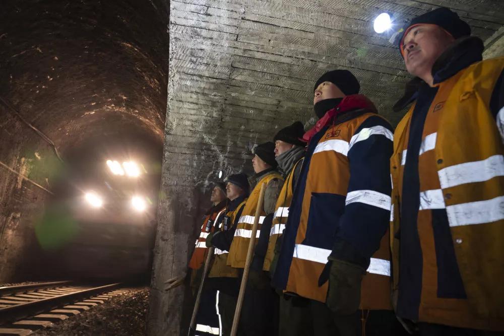 他们在大兴安岭林海爬冰卧雪呵护开往春天的火车