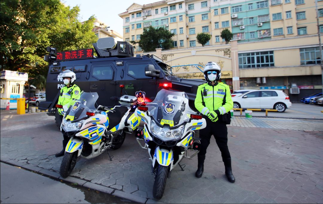 特警戰車巡邏鐵騎走街竄巷秒變防疫宣傳車