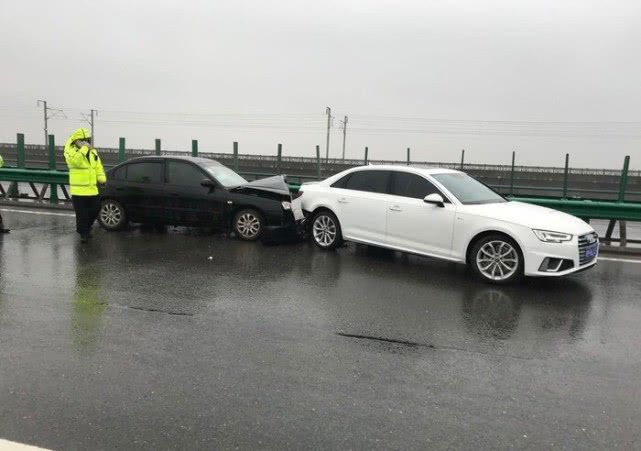 奥迪a4l遭现代伊兰特追尾,对比后,网友:韩系和德系