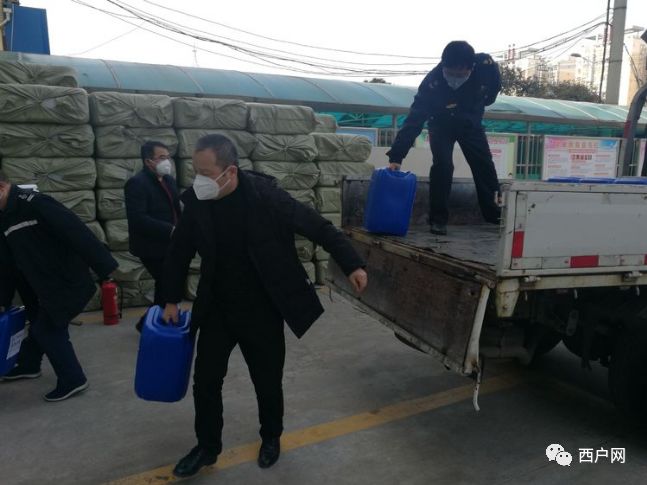 鄠邑区工商联党组书记韩新茂向区委书记范九利同志汇报我区商会组织和