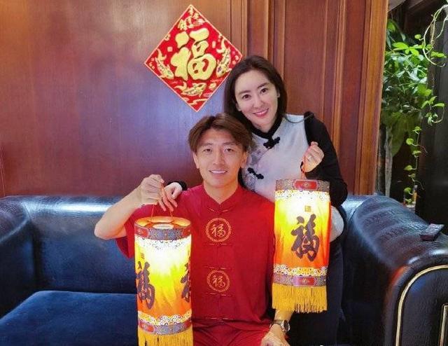 武汉加油国足前锋杨旭和妻子王一婷捐赠10万元抗击疫情