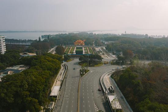 岳家嘴立交橋武漢城區內最大的立交橋,是內環線北段和東段的重要交通