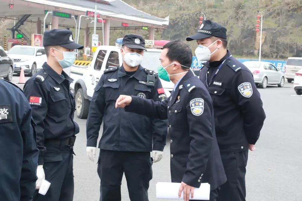 疫情期间警察执勤图片图片