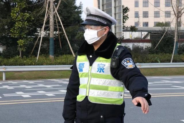 据了解,除了交警部门,江燕琴还捐赠给各个医院和卫生院护目镜,总计有