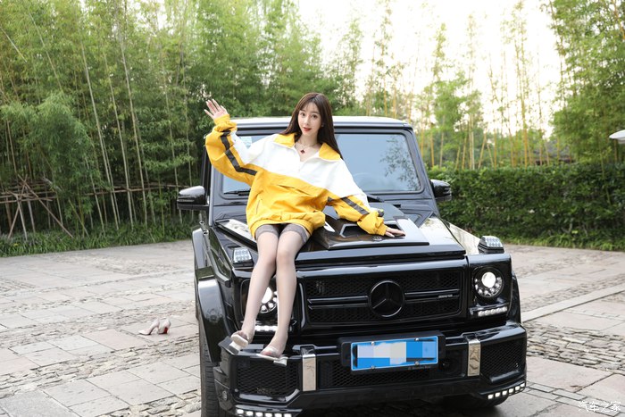 开着心爱大g带美女游西湖