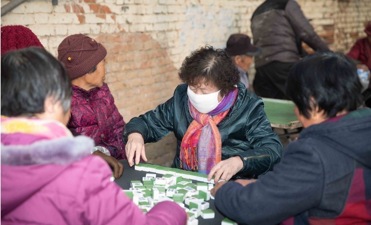 湖北十堰村民戴口罩打麻将,遭民警怒怼:你们这是在玩命