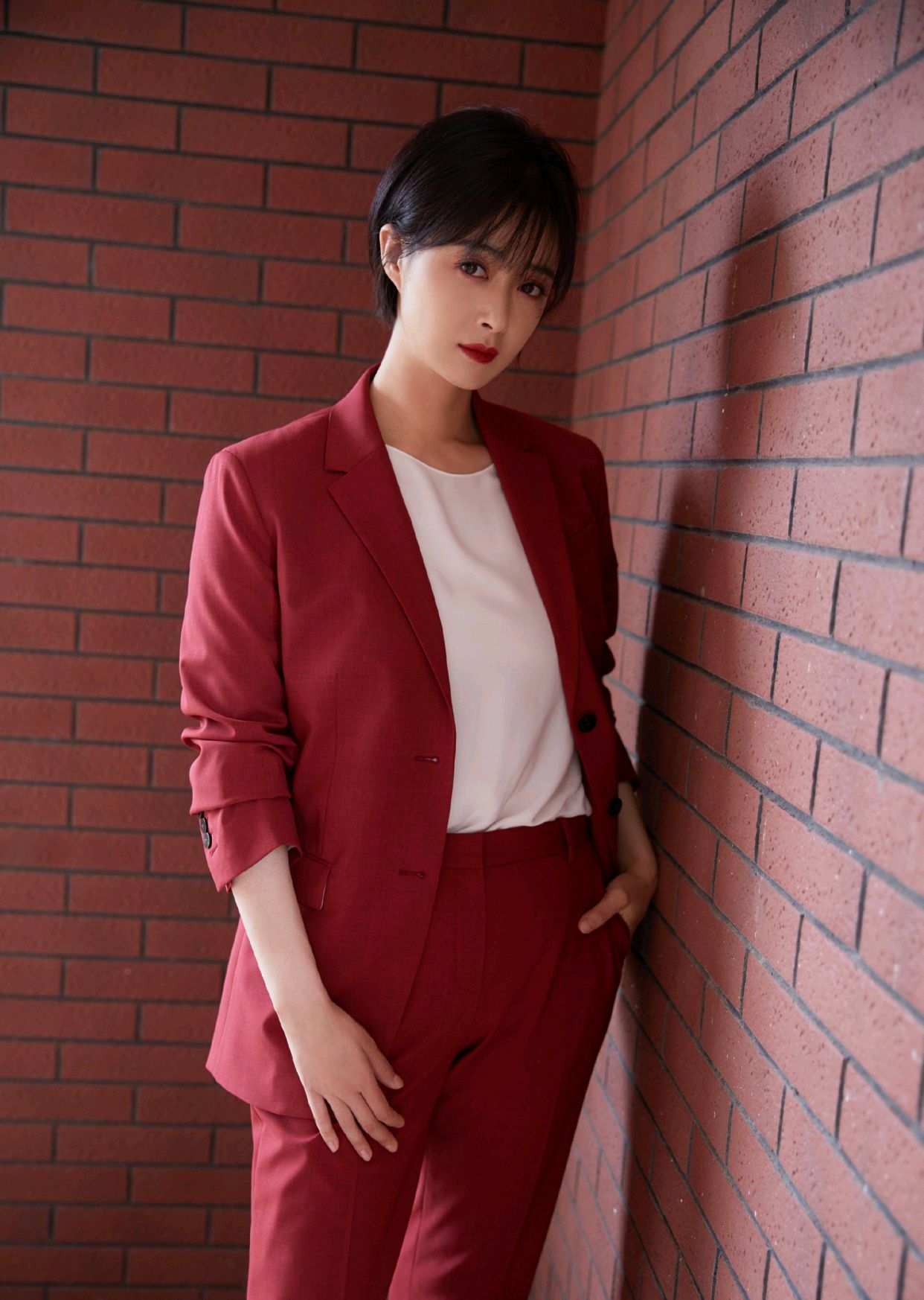 蒋欣脱离了"微胖界",身穿红色西服配黑色高跟鞋,美得清新脱俗