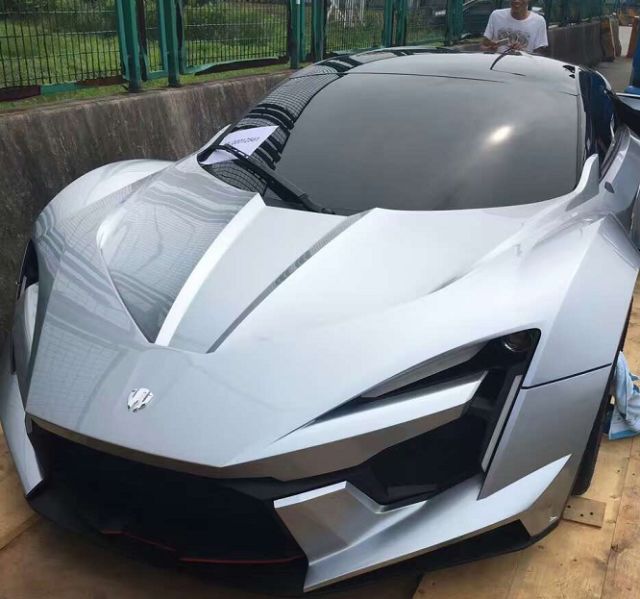偶遇莱肯二代卸车,价值1000万,奇怪的是该车后视镜去哪了!