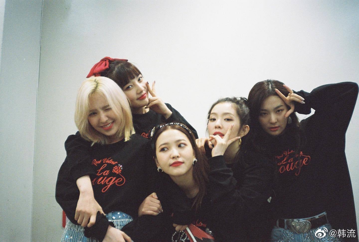 无论哪个成员缺席都会在合影的时候特意留出位置的redvelvet