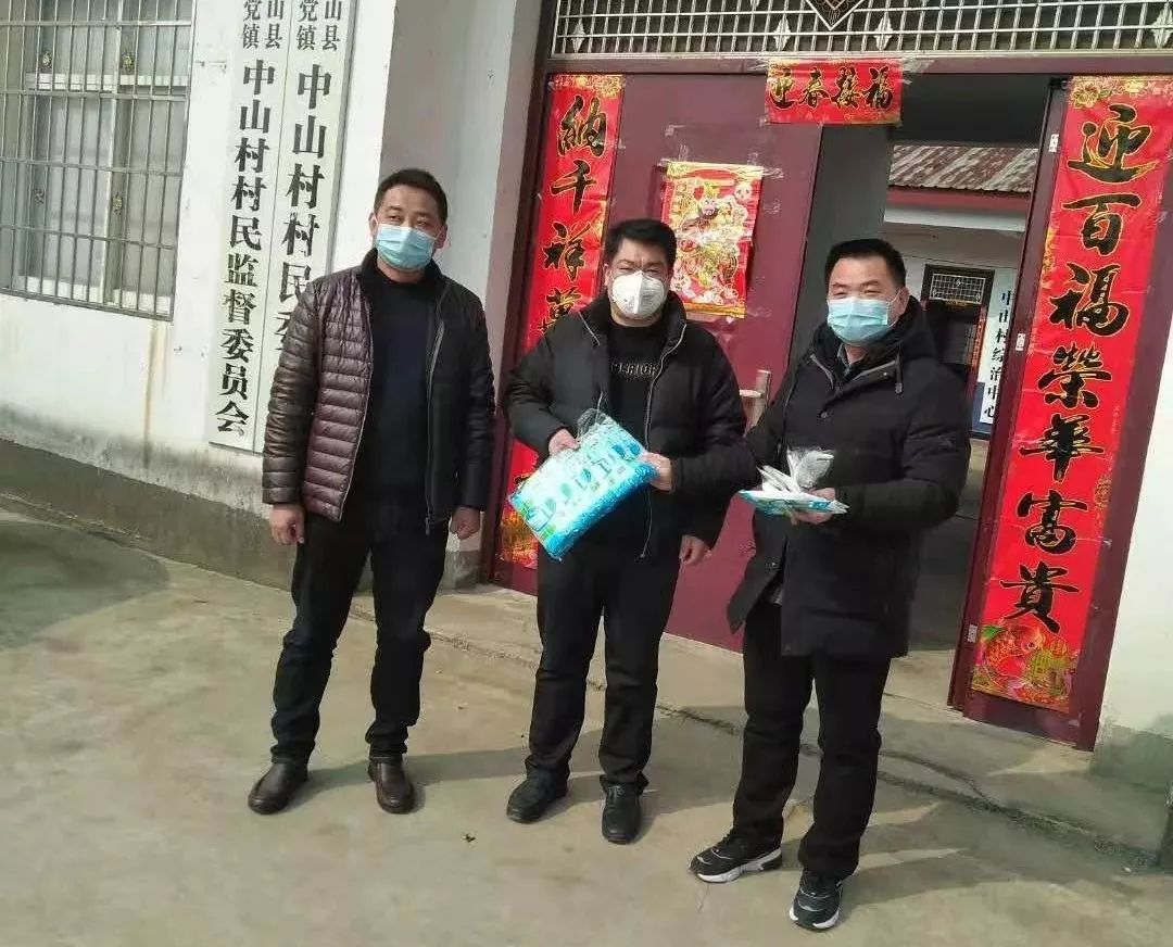 周党镇中山村一村民为一线防疫人员捐赠口罩