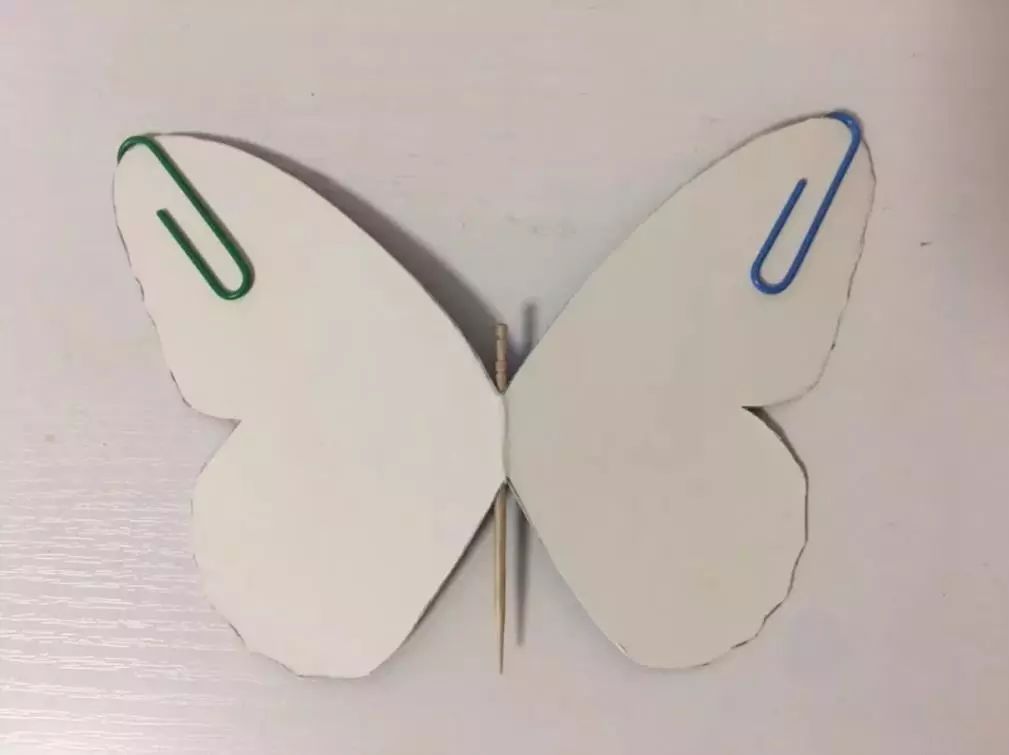 前后调整牙签的位置,直到蝴蝶可以在指尖平衡.