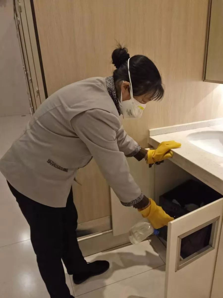 营业前进行全场清洁消毒,空调,通风滤网清洁消毒 2  平均4小时进行