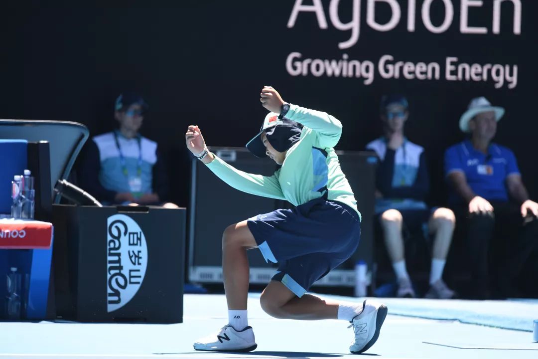 来自澳网前线的第一手宝贵资料中国人寿中网球童澳网行