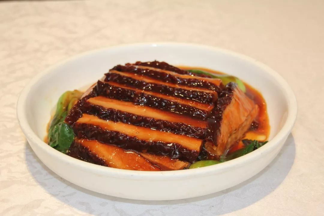 走油肉在上海,家家户户年夜饭桌上都少不了一道本帮熏鱼.