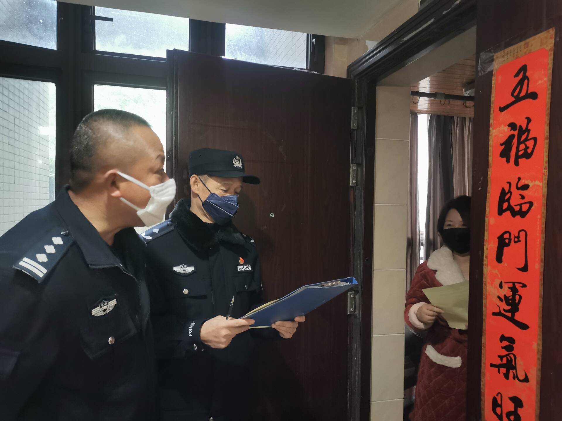 疫情当前警察不退距离退休还有20天的沙坪坝社区民警李立新冲在一线