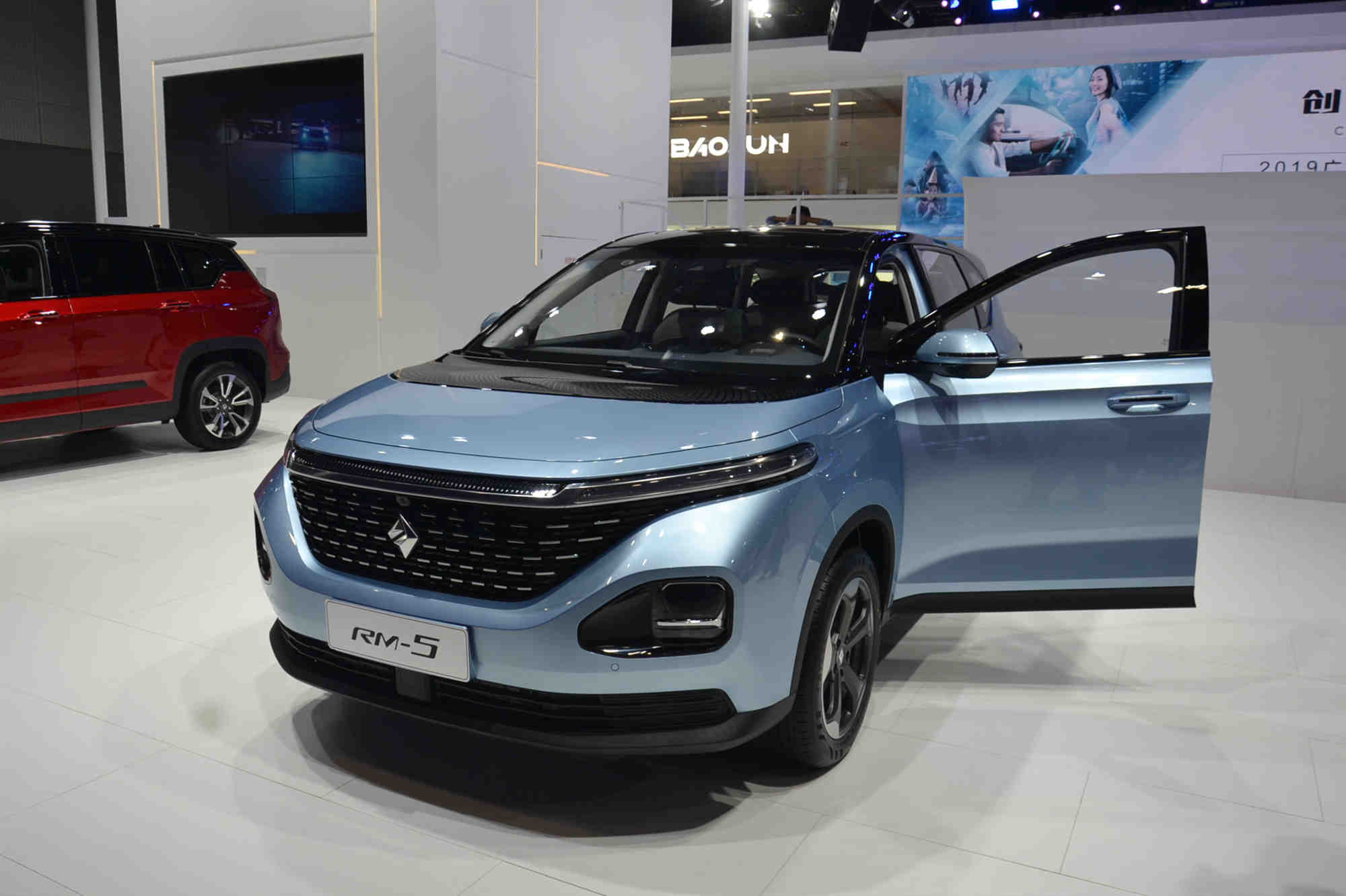 rm-5脱胎于新宝骏的概念车型——rm-c,外观内饰最大程度地保留了概念