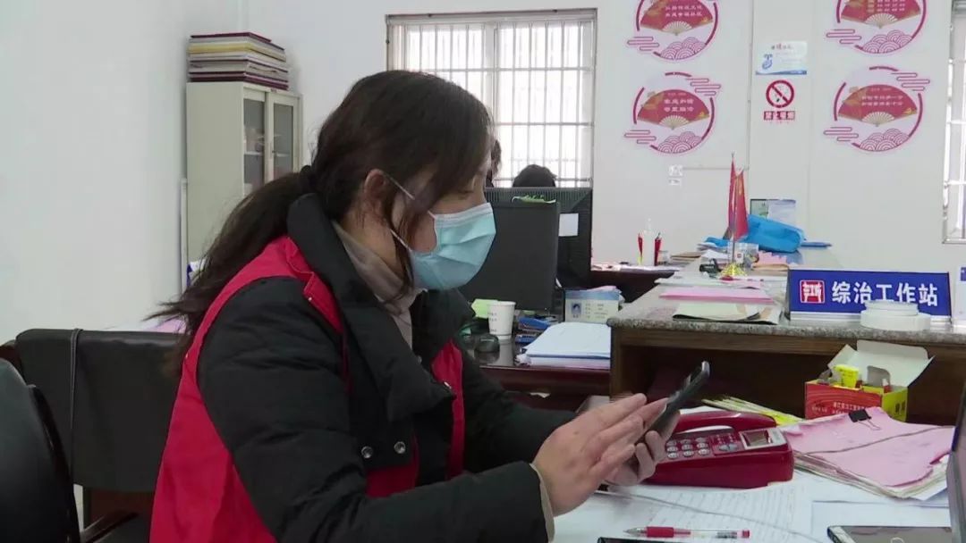 暖心社区管理员与隔离人员的隔空拥抱