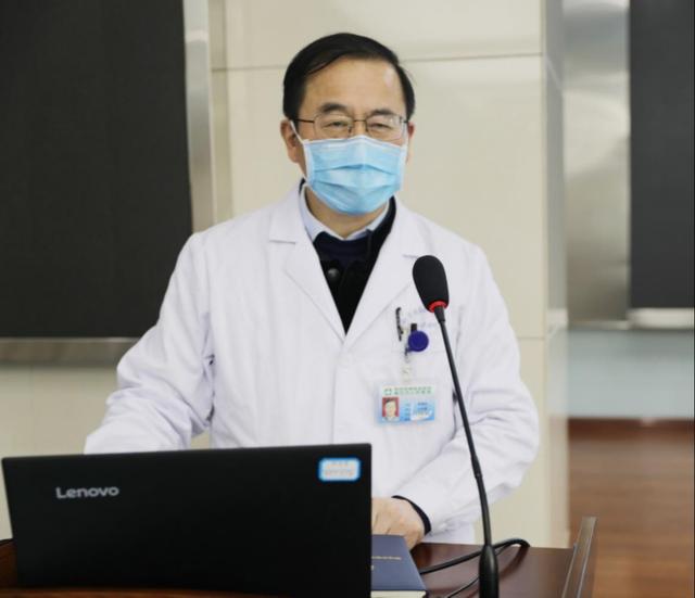 随后,市级新型冠状病毒感染的肺炎救治专家组组长施斌主任解读了