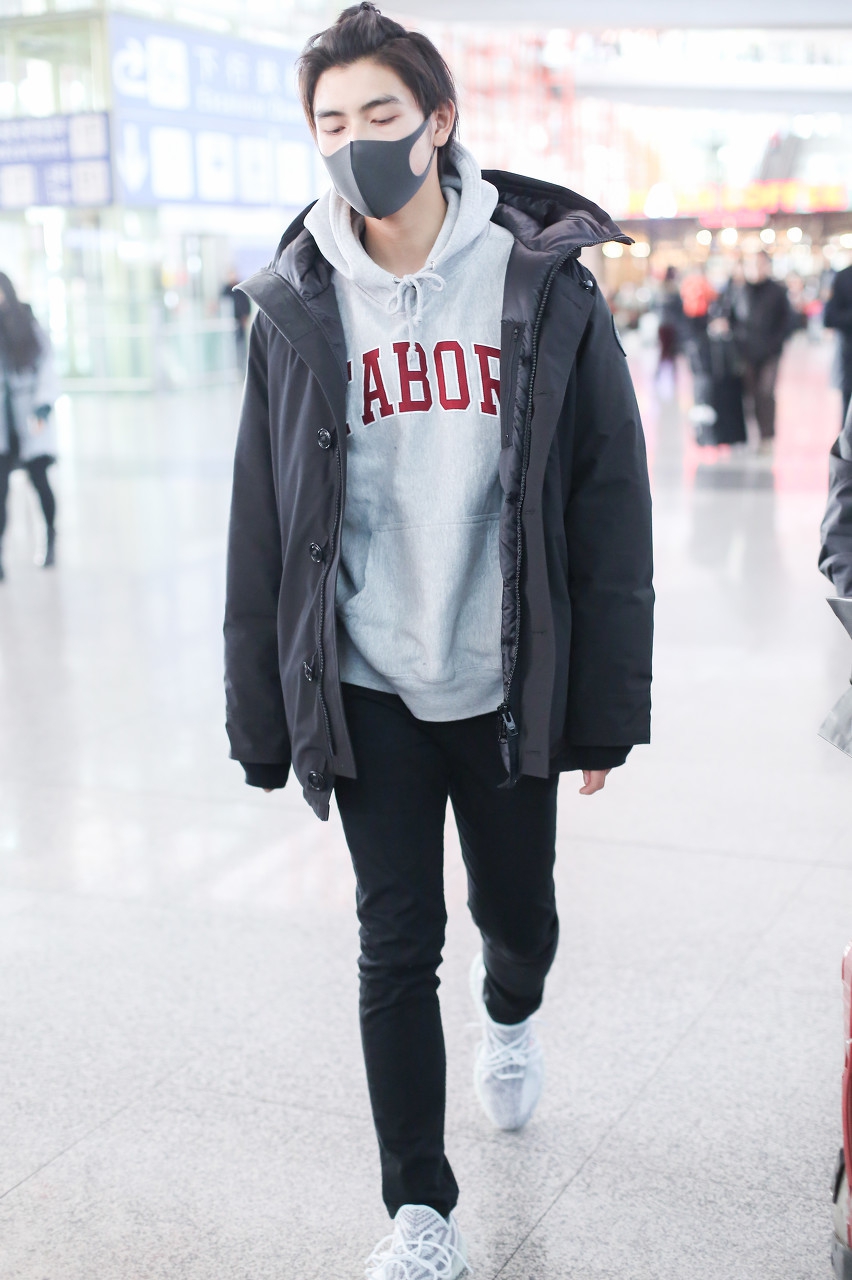 陈飞宇的卫衣穿搭显个性,扎"小揪揪"帅气十足