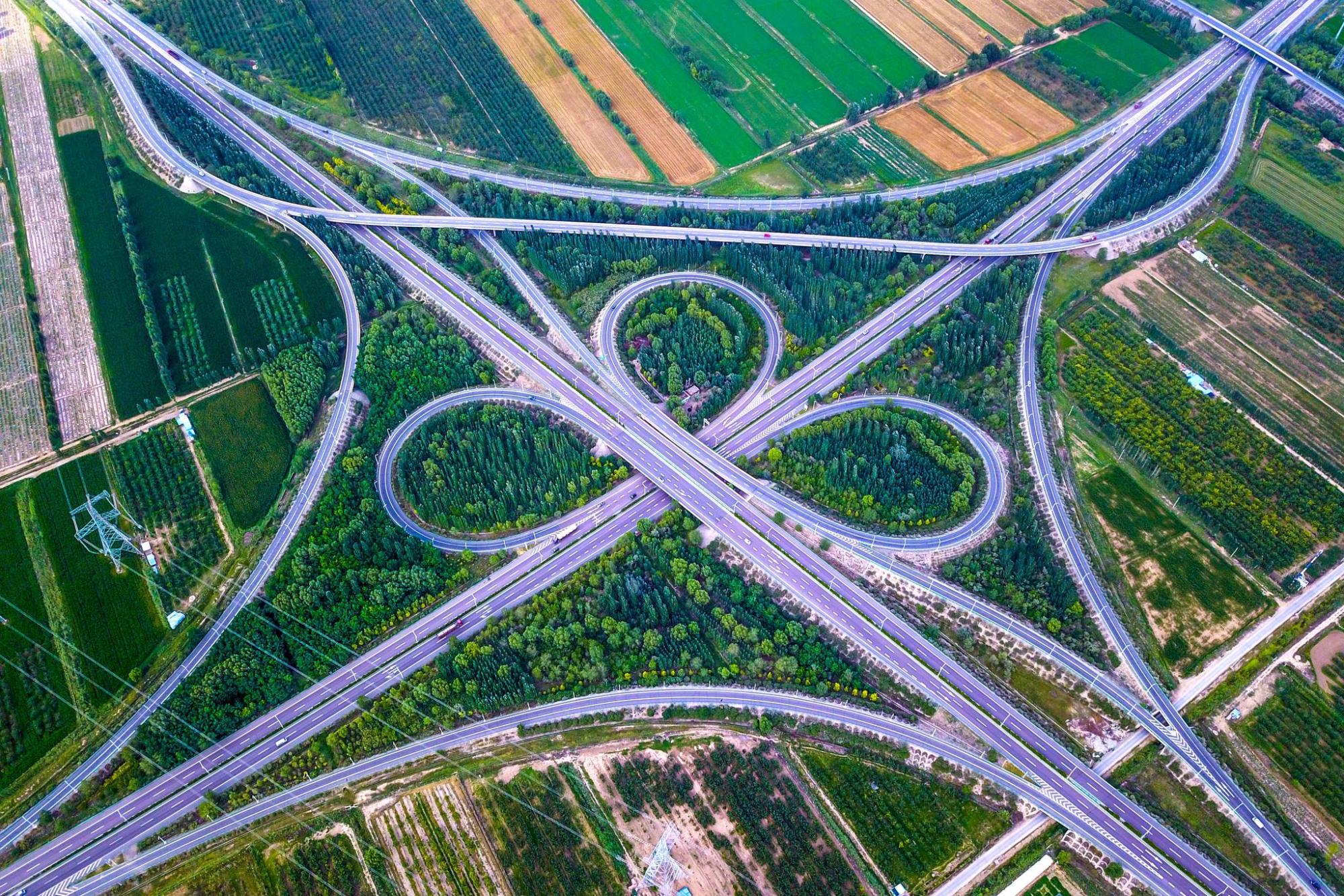 原创广东在努力打造的一条高速公路设计是双向四车道云浮有福了