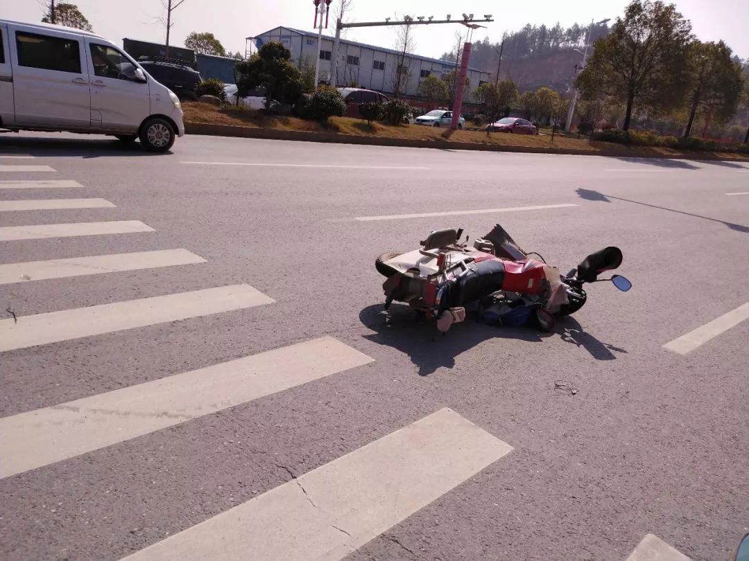 摩托车轻微事故图片图片