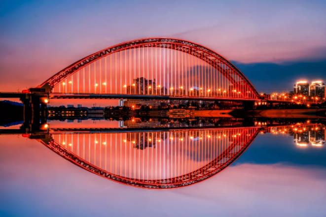 像一道弧形曲线拱门立于长江之上的晴川桥,像天上的一弯彩虹,颜色还是