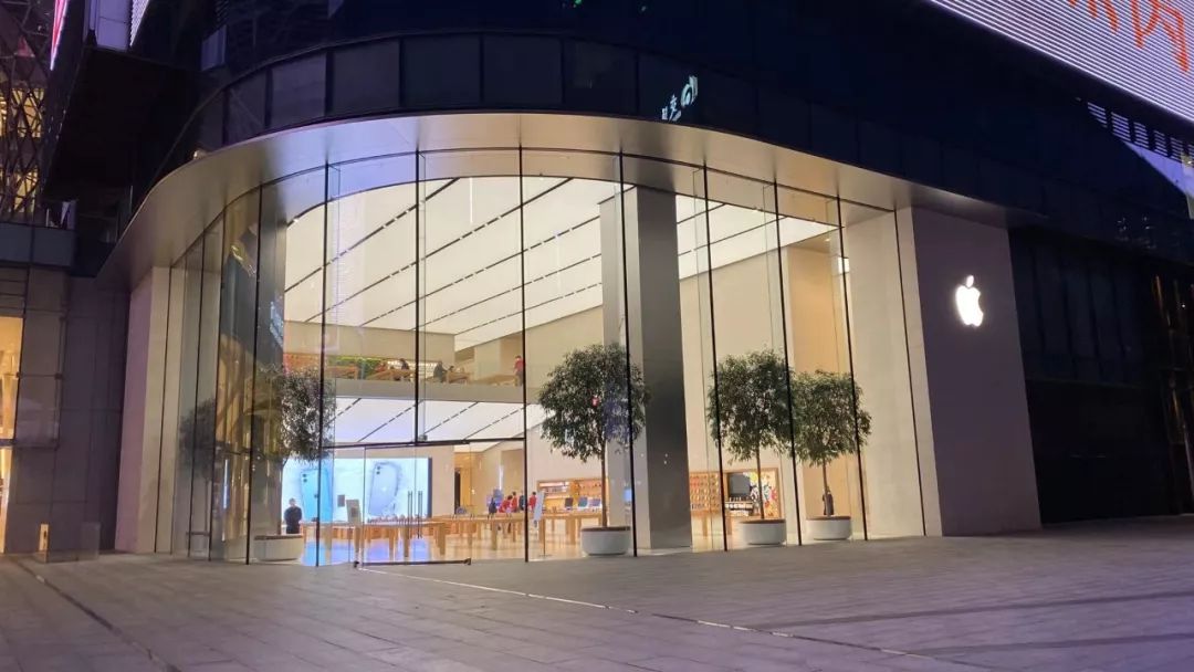 99时代广场天幕湖边仍旧空无一人99月光码头但深度君进去的时候