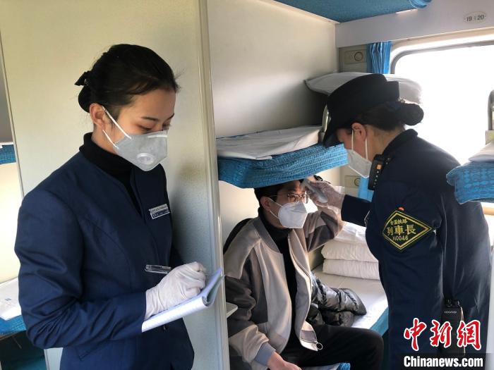 刘翠娣是金温铁道公司的一名列车长,近日她收到了丈夫送来的一封家书