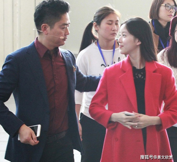 隐瞒12年,刘强东前妻所生大儿子曝光,章泽天亲切称为“少爷”_龚小京
