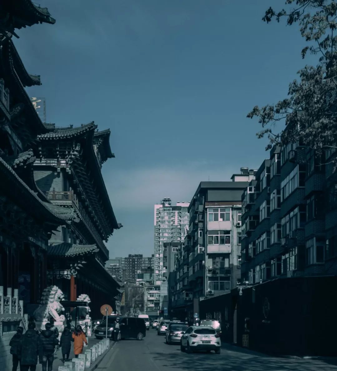 从前背包塞得满什么都追着快长街黑暗无行人而今突然变得很奇怪走一步