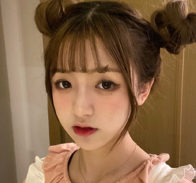 从照片里可以看到,允恩梳着丸子头,显得特别可爱.