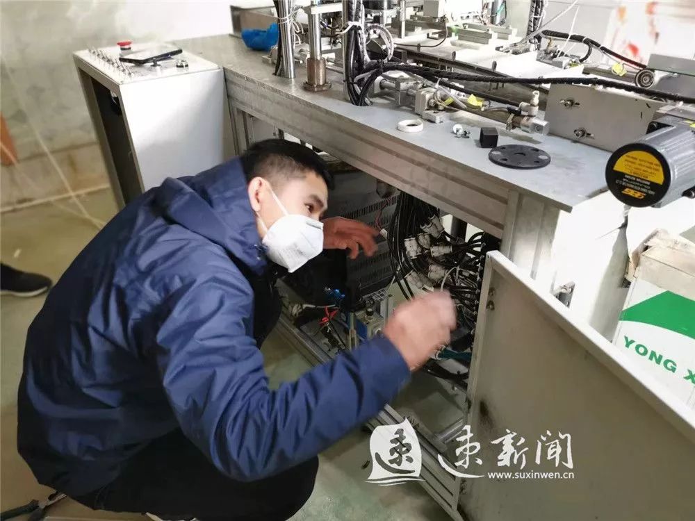 口罩生产线突发故障 宿迁专业老师赶来及时维修