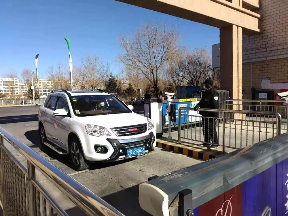 万众一心战胜疫情丨加强园区出入管理保障生活区安全