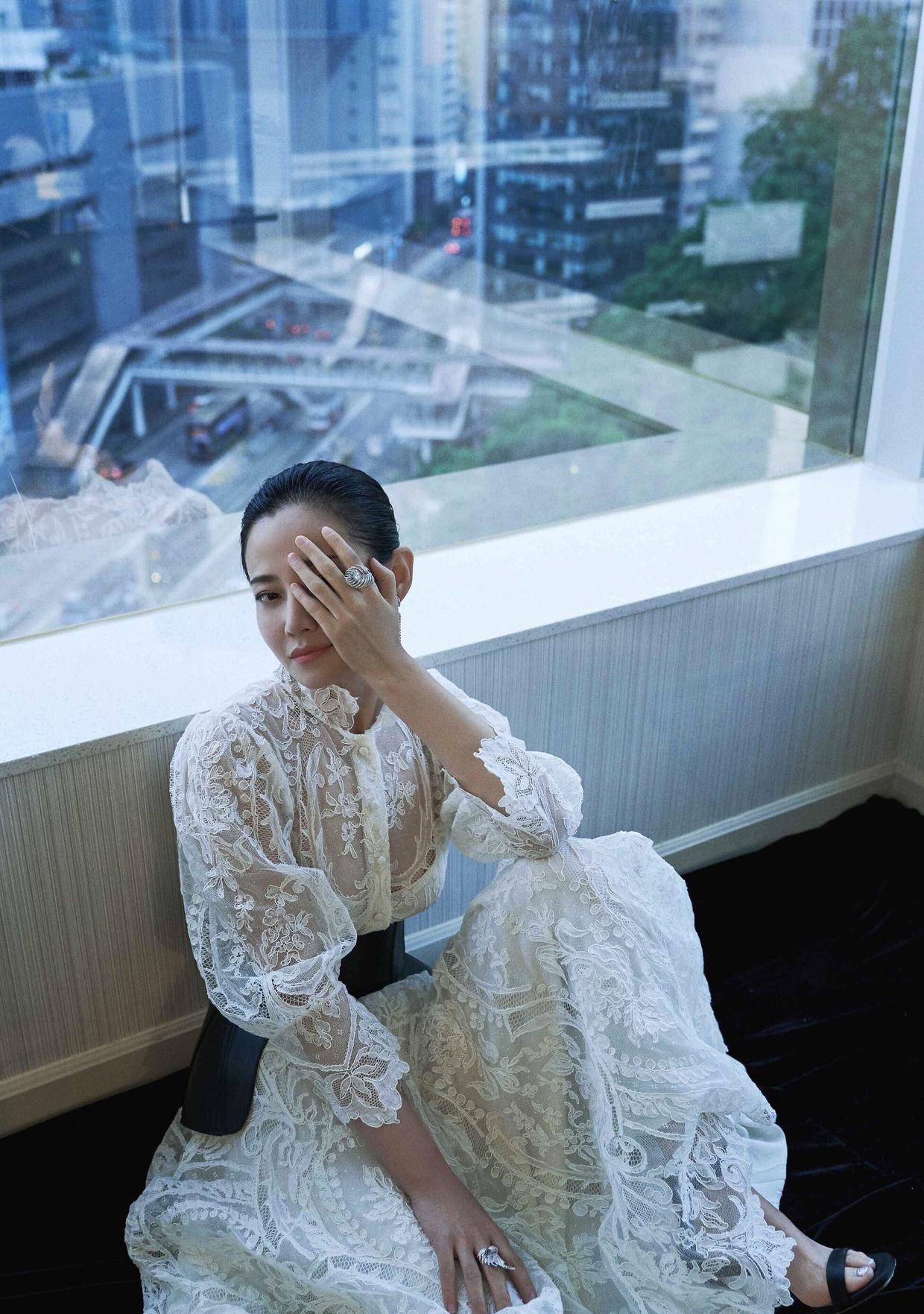 原创36岁谭卓身材好不任性穿搭品味高级穿白色蕾丝连衣裙高贵典雅