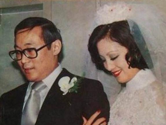 婚后何莉莉为爱退出娱乐圈,安心做起豪门太太,更是为赵世光生下3女一