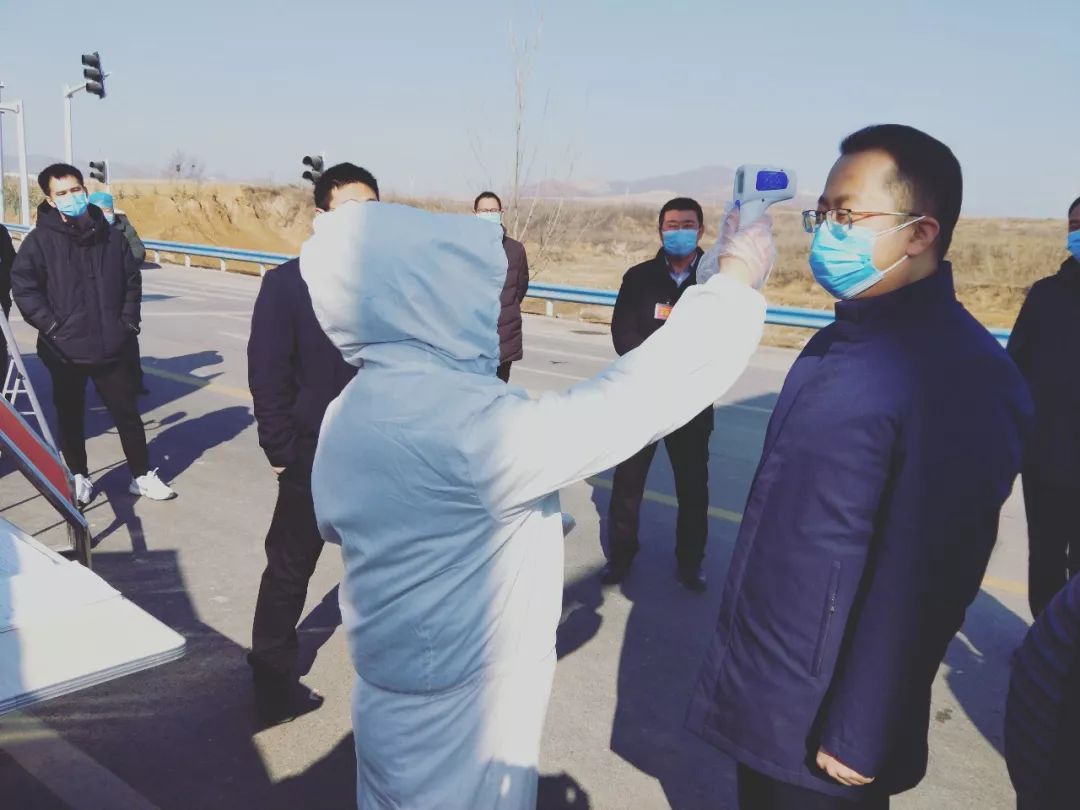 林州市副市长康健到横水看望慰问防控一线工作人员