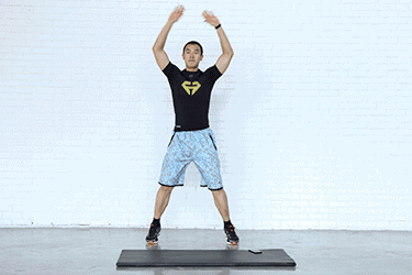 3)双脚开合跳跃,小腿尽可能放松,不可低头,仰头2)用肩部力量抬臂,背部