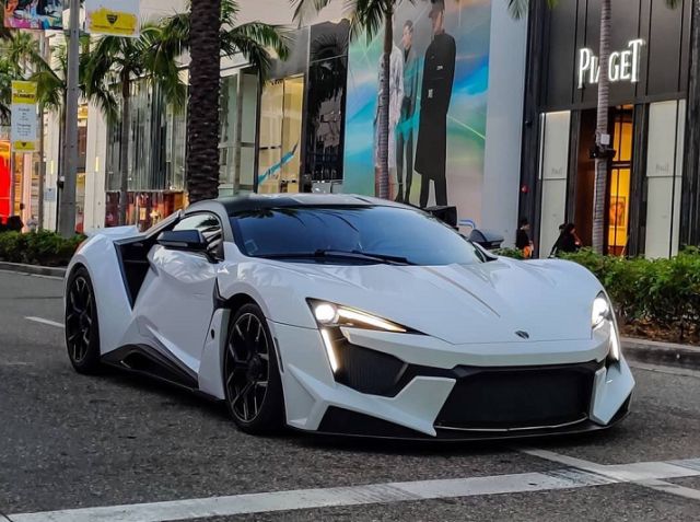 偶遇莱肯二代卸车,价值1000万,奇怪的是该车后视镜去哪了!