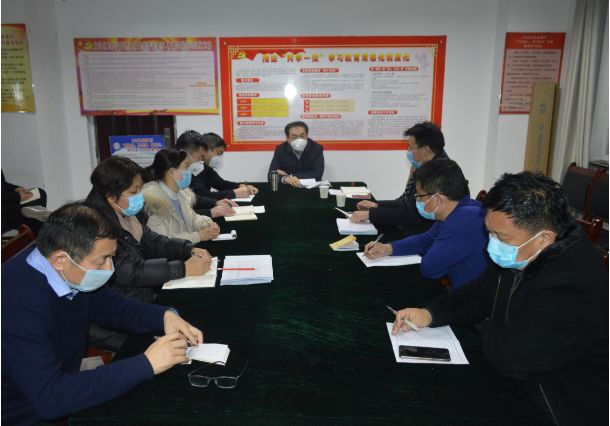 县长苏雷芳夜查疫情防控指挥部办公室