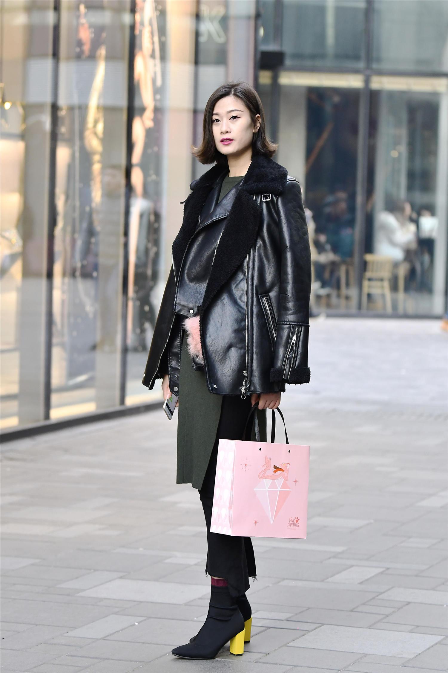 冬天穿着短靴的姑娘,要选择高跟款式,才会搭配出自己的气质